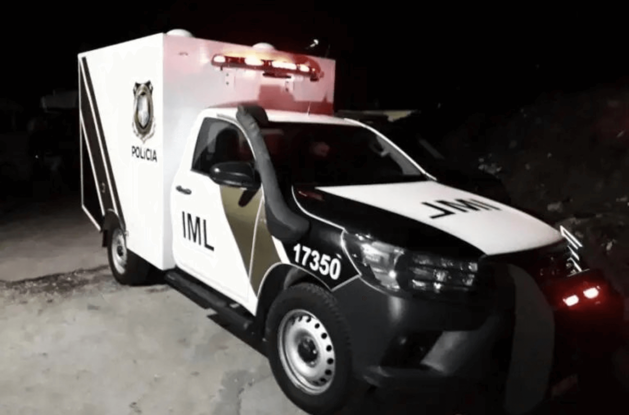 Cadáver desmembrado é pendurado entre vagões de trem