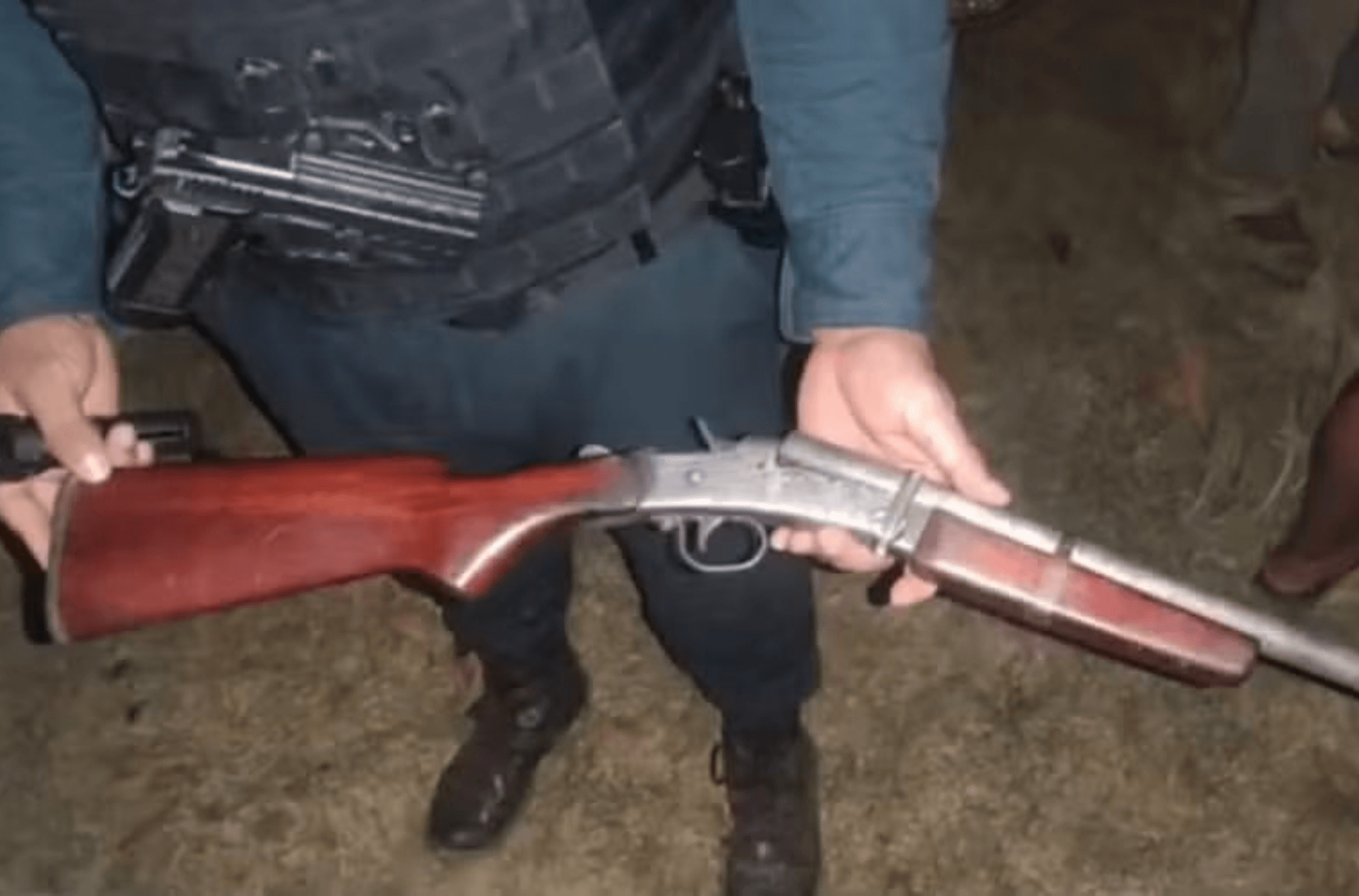 Menino é morto enquanto brincava com arma junto do irmão