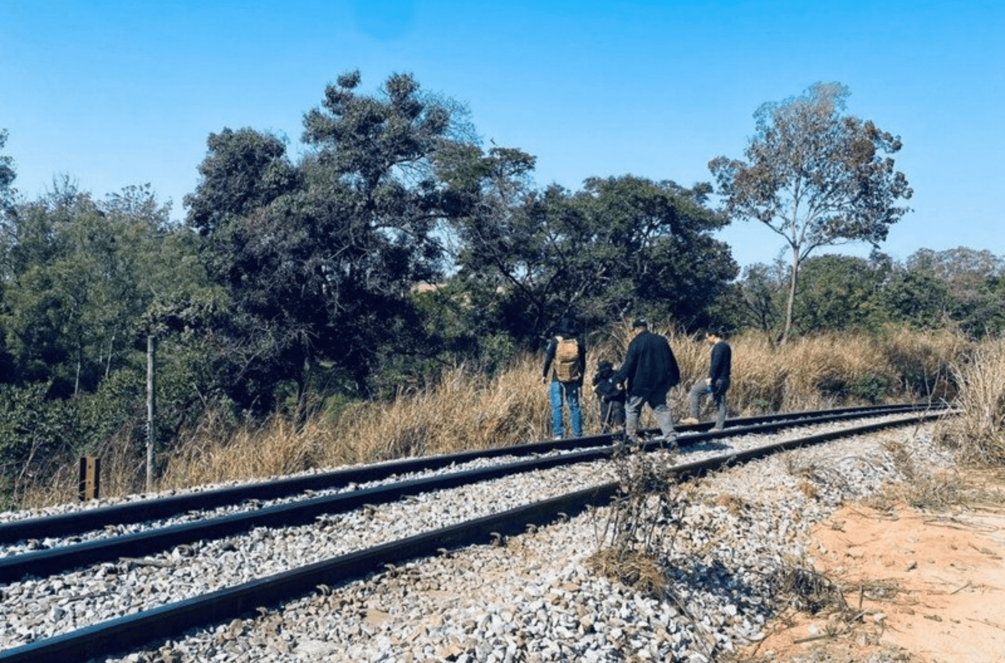 Pais passeiam com bebê morta ao lado da irmã viva