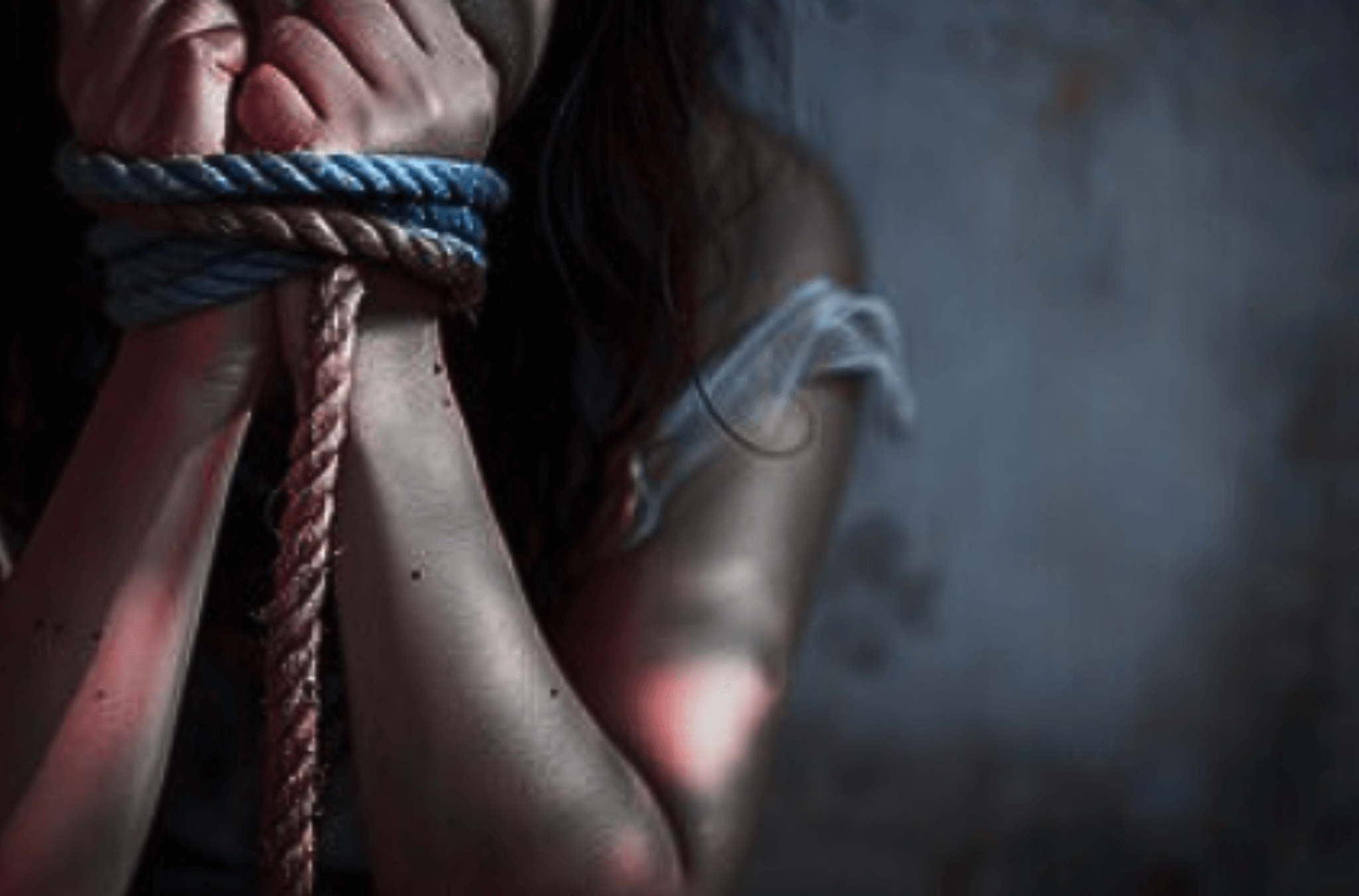 Adolescente acorrentada pelo pescoço relata sequestro