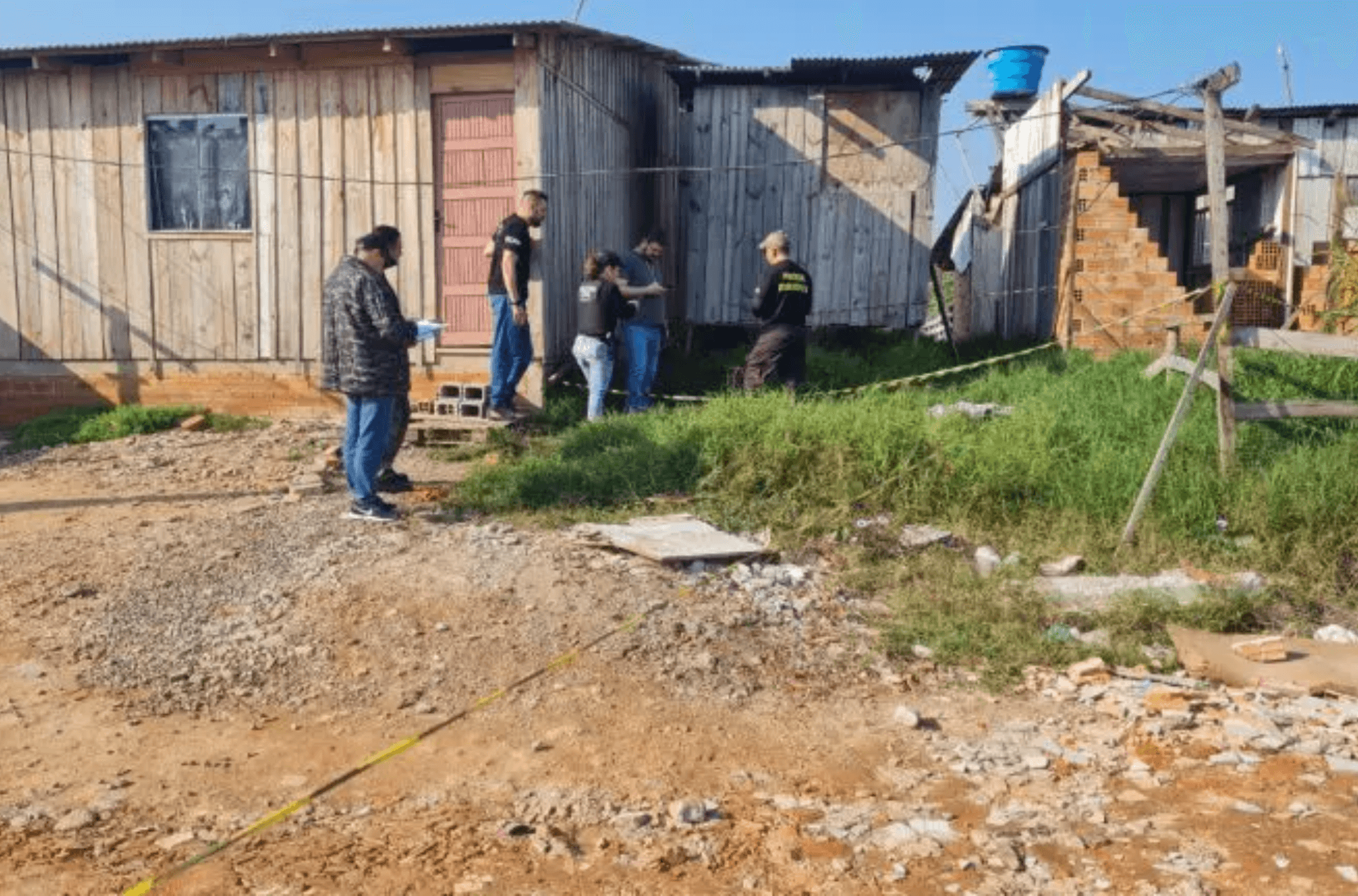 Pai encontra filha morta com mangueira no pescoço