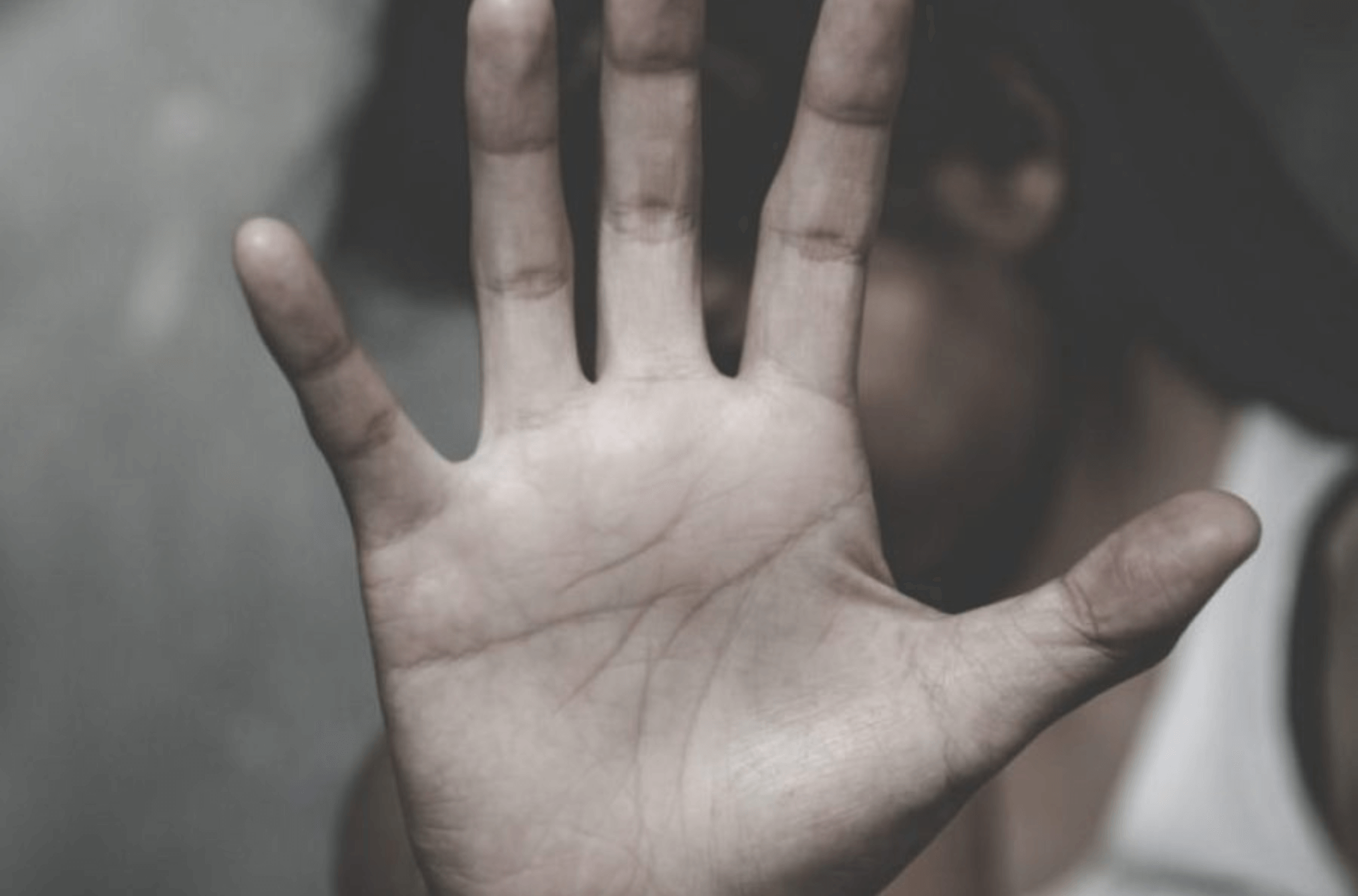 Adolescente desce de ônibus e é estuprada