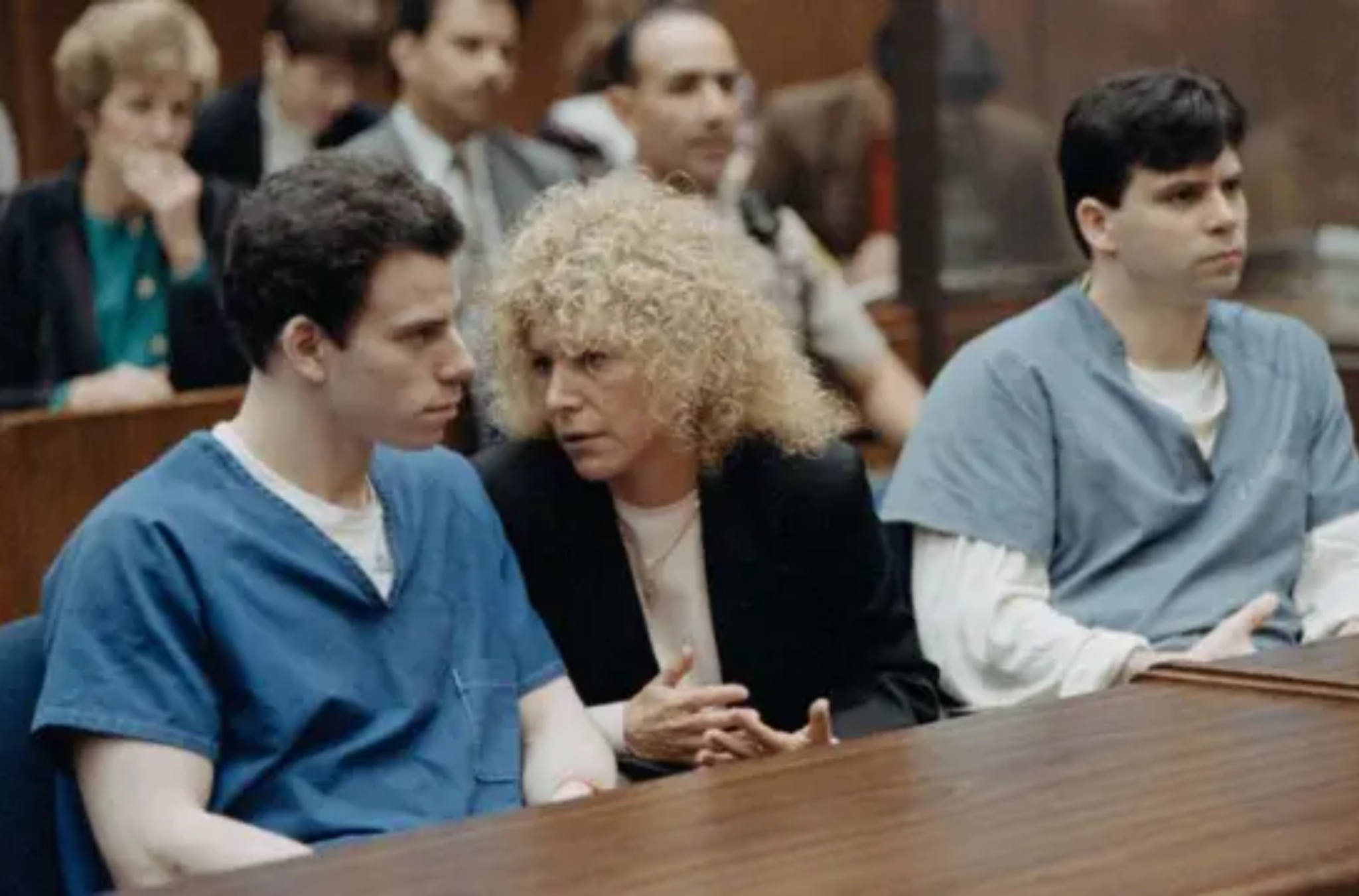 a imagem ilustra os irmãos acusados