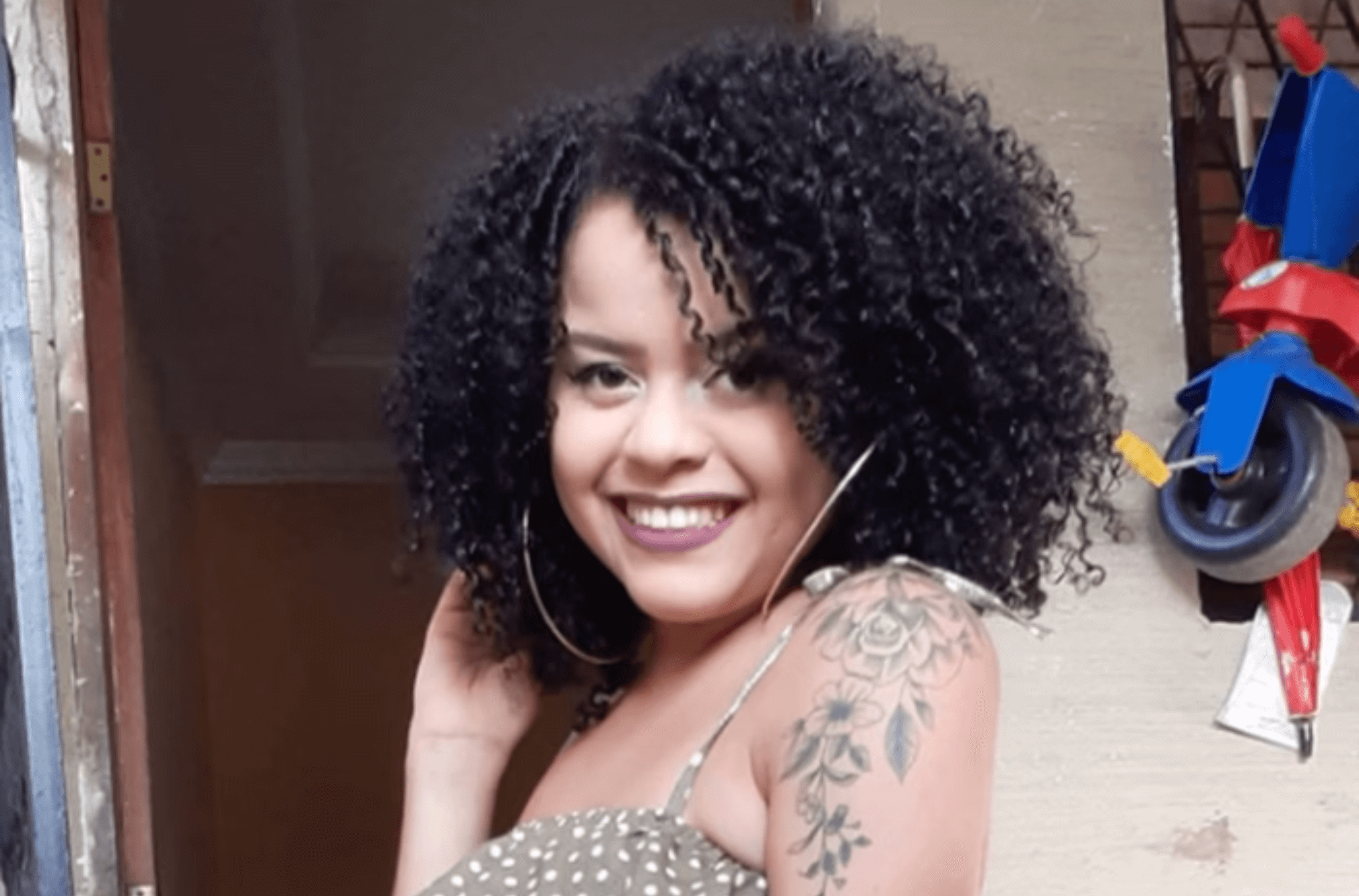 Mulher que decapitou o filho tem corpo desenterrado e queimado