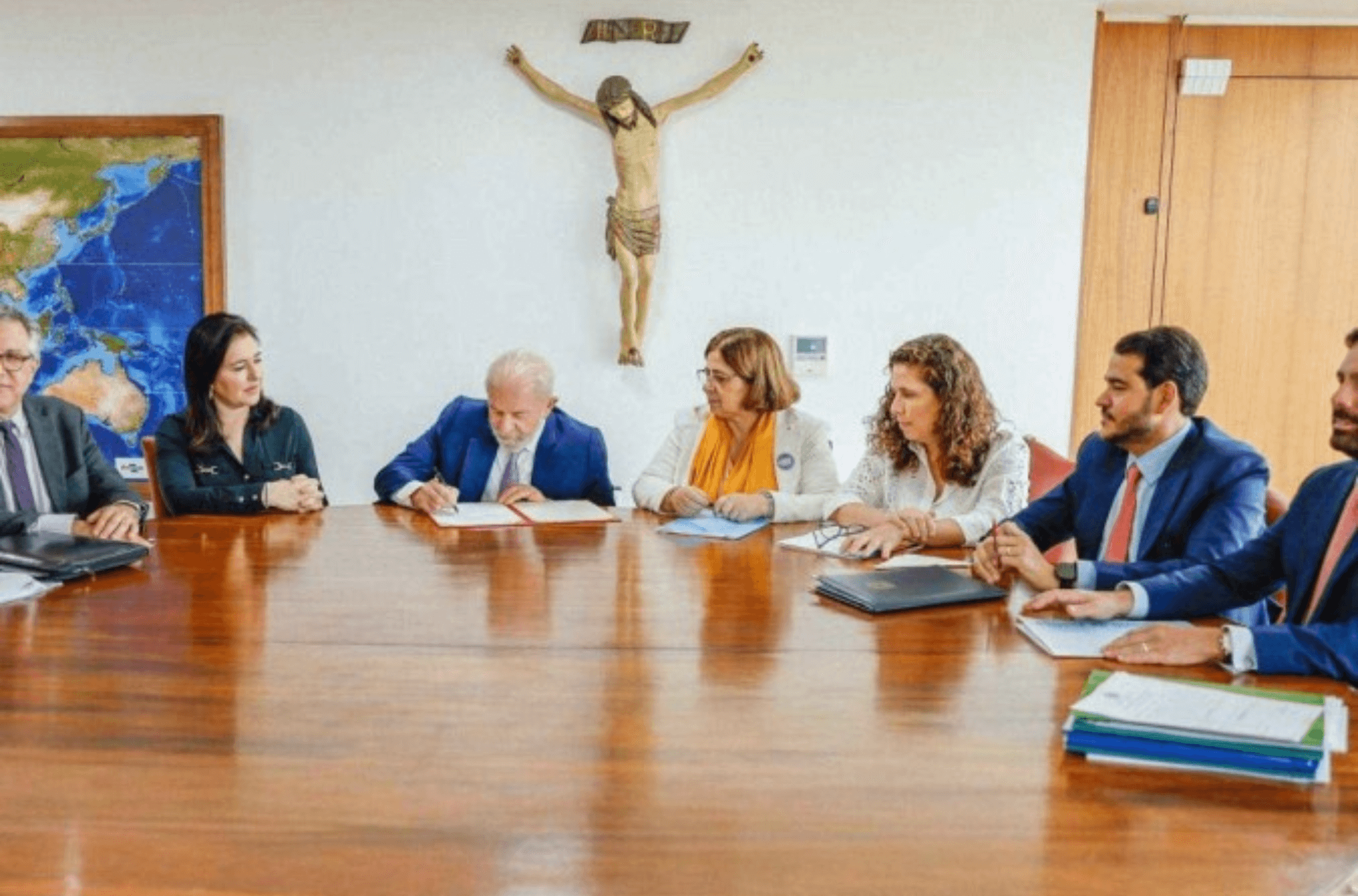 imagem ilustra o presidente assinando um papel